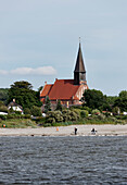 Blick auf Strand und Kirche von Schaprode, Schaproder Bodden, Rügen, Mecklenburg-Vorpommern, Deutschland, Europa