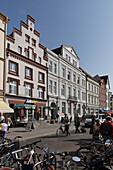 Menschen und Gebäude im Sonnenlicht, Neuer Markt, Hansestadt Stralsund, Mecklenburg-Vorpommern, Deutschland, Europa