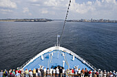 Passagiere an Deck mit Blick auf Bug von Kreuzfahrtschiff MS Delphin (Hansa Kreuzfahrten) bei Einfahrt in Hafen, Havanna, Kuba, Karibik
