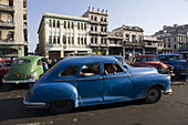 Alte amerikanische Autos fahren als Taxi, Havanna, Kuba, Karibik
