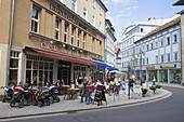 Menschen sitzen draußen vor dem Café Restaurant Lackner, Eisenach, Thüringen, Deutschland, Europa
