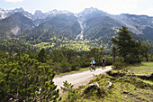 Fahrradtour, Isarradweg zwischen Scharnitz und Mittenwald, Karwendel Gebirge, Oberbayern, Deutschland