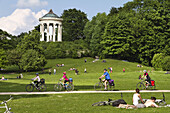 Isarradweg, Monopteros im Hintergrund, Englischer Garten, München, Oberbayern, Deutschland