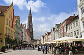 Pedestrian area with St. Martin's Church in background, old town, Landshut, Lower Bavaria, Germany