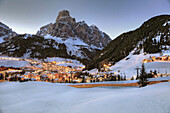 Blick über Corvara mit Sassongher am Abend, Alta Badia, Hochabtei, Dolomiten, Trentino-Südtirol, Italien