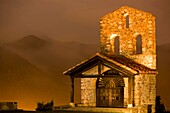 Ermita de San Miguel, del s XII, en el monte La Viorna