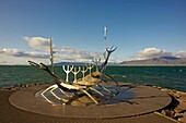 Islande, Reykjavik, sculpture d´un bâteau viking // Iceland, Solfar Suncraft, a modern stainless steel sculpture of a traditional viking craft that looks out into Reykjavik harbour