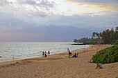 Menschen am Strand von Kihei bei Sonnenuntergang, Insel Maui, Hawaii, USA, Amerika