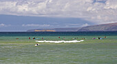 Surfer im Meer vor Mai Poina 'Oe La'u State Beach, Nord Kihei, Insel Maui, Hawaii, USA, Amerika