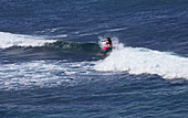Surfer im Ho'okipa Beach Park, Insel Maui, Hawaii, USA, Amerika