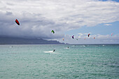 Surfer im Kanaha Beach Park, Kahului, Insel Maui, Hawaii, USA, Amerika