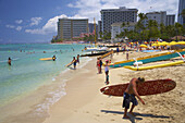 Menschen mit Surfbrettern am Strand, Waikiki Beach, Honolulu, Oahu, Insel, Hawaii, USA, Amerika