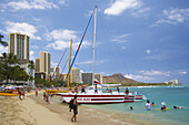 Menschen, Boot und Katamaran am Waikiki Beach, Honolulu, Oahu, Insel, Waikiki Beach, Honolulu, Oahu, Hawaii, USA, Amerika