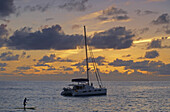 Segelboot auf dem Meer bei Sonnenuntergang, Weimea Bay Beach Park, North Shore, Oahu, Hawaii, USA, Amerika