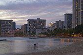 Hotels am Strand am Abend, Waikiki Beach, Honolulu, Oahu, Hawaii, USA, Amerika