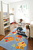 Zwei Kinder spielen in einem Kinderzimmer, Hamburg, Deutschland