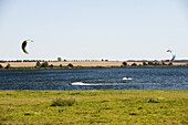 Zwei Kitesurfer in der Mecklenburger Bucht, Insel Poel, Mecklenburg-Vorpommern, Deutschland