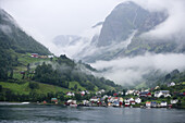 Idyllisches am Fjord gelegenes Dorf, More og Romsdal, Norwegen, Europa