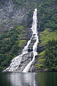 Wasserfall im Geirangerfjord, Geiranger, More og Romsdal, Norwegen, Europa