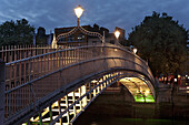 Ha'Penny Brücke in der Nacht, Dublin, County Dublin, Irland