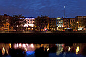 Bachelor's Walk Kai und Fluss Liffey in der Nacht, Dublin, County Dublin, Irland