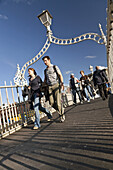 Passanten an der Brücke Ha'Penny, Dublin, County Dublin, Irland