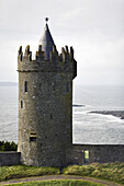 Doonagore Schloss mit dem Blick auf die Liscannor Bucht, County Clare