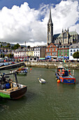Blick auf Boote im Hafen, Cobh, County Cork, Irland
