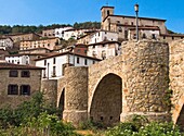 Puente medieval sobre el río Iregua y caserío de Villoslada de Cameros - Camero Nuevo - Sistema Ibérico - La Rioja - España