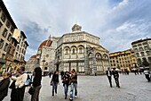 Battistero dedicato a San Giovanni BattistaFlorence  Firenze in Italian) is a city located in northern central Italy, capital and largest city of the homonymous province and the region of Tuscany, which is its historical, artistic, economic and administra