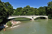 Kabelsteg bridge over the Isar river with beach, Munich, München, Bavaria, Germany, Europe