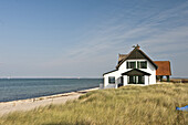 Haus am Strand der Halbinsel Graswarder, Heiligenhafen, Ostsee, Schleswig-Holstein, Deutschland