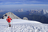 Frau steigt über Marmolatagletscher zur Marmolata auf, Vernel, Langkofel und Sellastock im Hintergrund, Marmolata, Dolomiten, Trentino-Südtirol, Italien