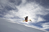 Skifahrer springt, Pischa, Davos, Kanton Graubünden, Schweiz