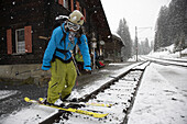 Skifahrer am Bahnhof, Cavadürli, Klosters-Serneus, Kanton Graubünden, Schweiz