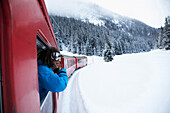 Skifahrer blickt aus Zug, Klosters-Serneus, Kanton Graubünden, Schweiz
