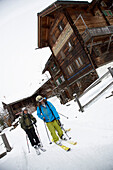 Skifahrer vor altem Posthaus, Sapün Dörfji, Davos, Kanton, Graubünden, Schweiz