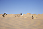 Toyota Landcruiser fährt Düne hinunter, Chott El Jerid, Tunesien, Afrika