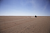 Toyota Landcruiser fährt durch die Wüste, Murzuk Sandmeer, Libyen, Afrika