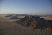 Luftaufnahme von Bergen im Namib Naukluft Park, Sossusvlei, Namibia, Afrika