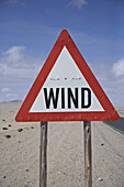 Warnschild am Strassenrand in der Wüste, Namibia, Afrika