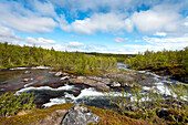 Fluß bei Lakktajåkko, Lappland, Nordschweden, Schweden