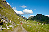 Wanderer in den Bergen, Vestvågøya, Lofoten, Nordnorwegen, Norwegen