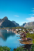 Blick auf Reine, Moskenesøya, Lofoten, Nordnorwegen, Norwegen