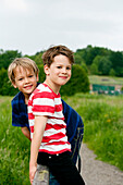 Zwei Jungen (6 - 7 Jahre) lächeln in die Kamera