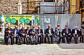 Männer auf dem Markplatz, Gela, Sizilien, Italien, Europa
