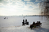 Personen auf der zugefrorenen Außenalster im Winter, Hamburg, Deutschland