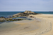 Blick auf Fort de Petit Be und Strand, St. Malo, Bretagne, Frankreich, Europa