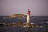 Leuchtturm auf Felsen vor St. Malo, Bretagne, Frankreich, Europa