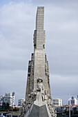 Blick auf Denkmal der Entdecker unter Wolkenhimmel, Lissabon, Portugal, Europa